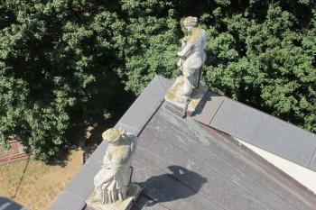 Pohled na sochy v sev. části letohrádku (© Dušan Dohňanský 07/2019)