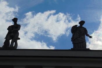 Bohyně nad atikou chrámu (© Dušan Dohňanský  05/2021)
