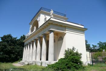 boční pohled na chrám ( © Jan P. Štěpánek 07/2010)