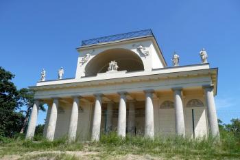 hlavní sloupové průčelí chrámu obrácené k rybníku ( © Jan P. Štěpánek 07/2010)