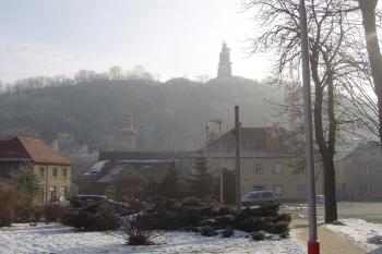Vlevo od rozhledny patrné příkopy a valy (© Prudký Martin, 03/2006)