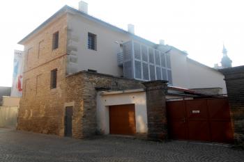 Zadní část komplexu - bývalá městská šatlava v pohledu ze Šemberovy ulice. (© Vojtěch Barcal, 02/2018)