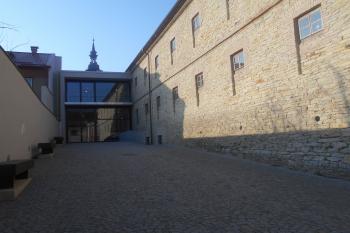 Pohled do dvora. Vpravo šatlava, vzadu moderní přístavba a věžička radnice (© Vojtěch Barcal, 02/2018)