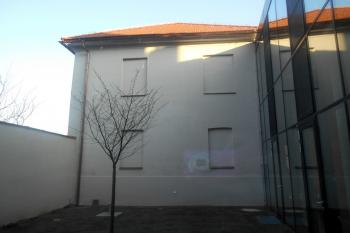 Malý dvorek mezi radnicí (soudem) a šatlavou vzniklý při přestavbě na muzeum (© Vojtěch Barcal, 02/2018)
