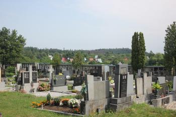 Hřbitov a chatová oblast na hradisku (© Luděk Vláčil 08/2019)