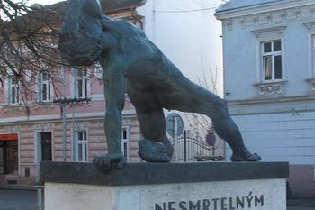 Pomník obětem 1. a 2. světové války v Kralupech n. Vlt. (© Pavel Vítek 12/2017)
