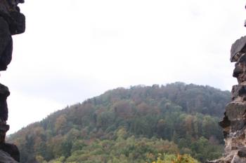 Černý vrch z otvoru ve zdi západní bašty ( © Ivan Grisa 10/2009)