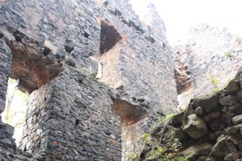 Pohled z někdejšího průjezdu třetí brány do interiéru paláce ( © Ivan Grisa 10/2009)