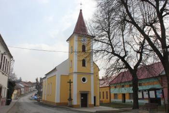 kostel a bývalá fara (objekt se žlutou fasádou v pravo) (© Luděk Vláčil 03/2018)