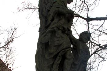 Socha anděla Strážce ve Středoklukách ( © Pavel Vítek 01/2018)