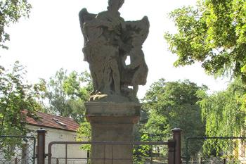 Socha anděla Strážce ve Středoklukách ( © Pavel Vítek 08/2018)