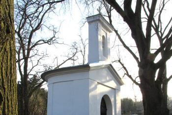 Kaplička v Neuměřicích (© Pavel Vítek 02/2018)