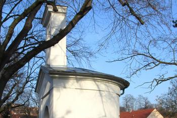 Kaplička v Neuměřicích (© Pavel Vítek 02/2018)