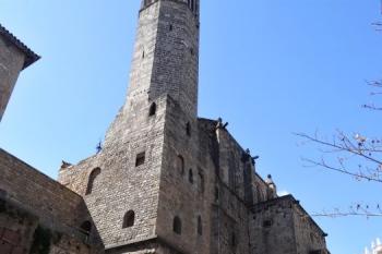 královský palác s kaplí vystavěný na torzu římské hradby v severovýchodním úseku města ( © Jan P. Štěpánek 04/2018)