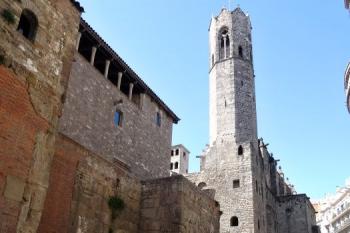 severovýchodní úsek římské hradby se zachovalou hradbou a obrannými věžemi -  na část hradby byla ve středověku přistavěna královská kaple a palác ( © Jan P. Štěpánek 04/2018)