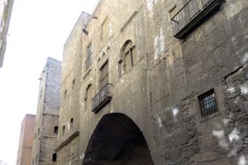 úsek římské hradby, upravený ve středověku na severovýchodě ( © Jan P. Štěpánek 04/2018)