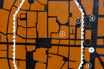 zákres římských hradeb města Barcino v půdoryse gotického jádra města ( © info tabule na místě)