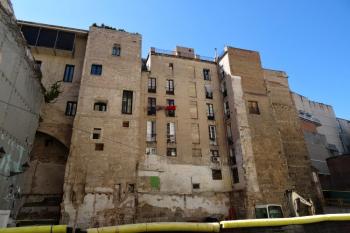 nedávno odhalené dvě hranolové římské věže a úsek hradby na východě města - po odstranění nevhodných mladších přístaveb ( © Jan P. Štěpánek 04/2018)