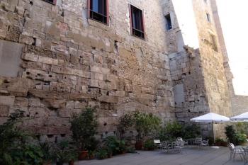 úsek římské hradby a věže v jihovýchodní části města ( © Jan P. Štěpánek 04/2018)