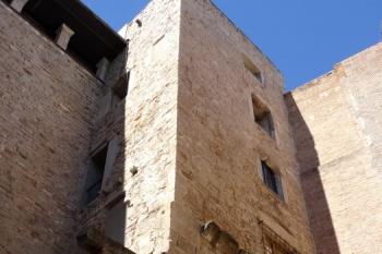 úsek římské hradby a věže v jihovýchodní části města ( © Jan P. Štěpánek 04/2018)