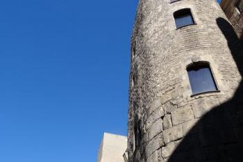 oválná věž severozápadní brány do města spolu s torzem akvaduktu ( © Jan P. Štěpánek 04/2018)