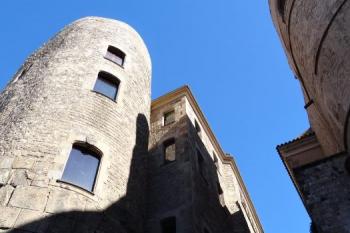 obě oválné věže severozápadní brány do města ( © Jan P. Štěpánek 04/2018)