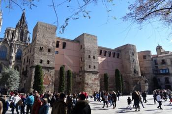 severozápadní úsek hradeb u katedrály s branou do města ( © Jan P. Štěpánek 04/2018)