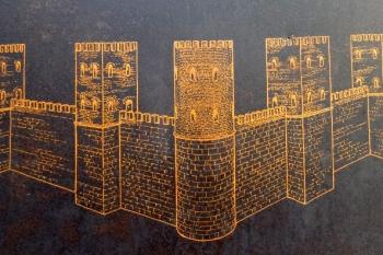 nákres nároží římských hradeb s okrouhlou věží ( © info tabule na místě)