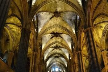 průhled hlavní lodí k oltáři ( © Jan P. Štěpánek 04/2018)