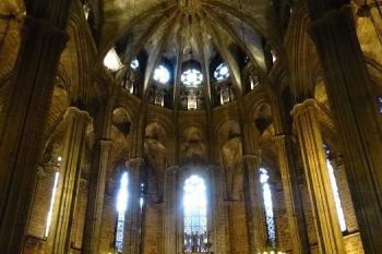 presbytář s hlavním oltářem ( © Jan P. Štěpánek 04/2018)