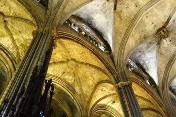 pohled do jednotlivých lodí katedrály  ( © Jan P. Štěpánek 04/2018)