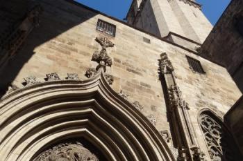 boční portál do kláštera při katedrále ( © Jan P. Štěpánek 04/2018)