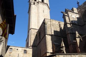 západní zvonice katedrály s částí presbyteria a bočním portálem do kláštera ( © Jan P. Štěpánek 04/2018)