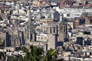Katedrála od jihu v pohledu z hradu na kopci Montjuïc ( © Jan P. Štěpánek 04/2018)