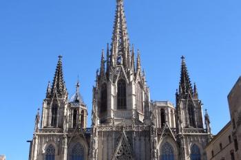 vstupní průčelí katedrály ( © Jan P. Štěpánek 04/2018)