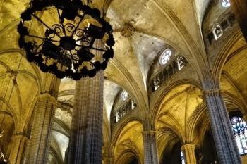 interiér katedrály s centrálním rokovacím prostorem zdejšího řádu  ( © Jan P. Štěpánek 04/2018)