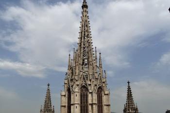 střechy katedrály s trojicí průčelních věží ( © Jan P. Štěpánek 04/2018)