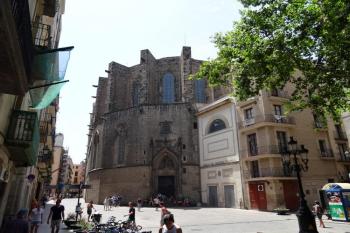 závěr kostela s presbyteriem z náměstí Born ( © Jan P. Štěpánek 04/2018)