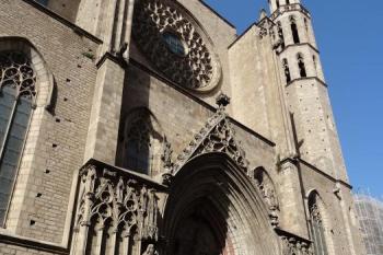 detail vstupního průčelí kostela ( © Jan P. Štěpánek 04/2018)