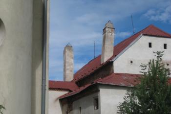 Zámek a jeho okolí je ve špatném stavu. (© Zdeněk Susa, 07/2012)
