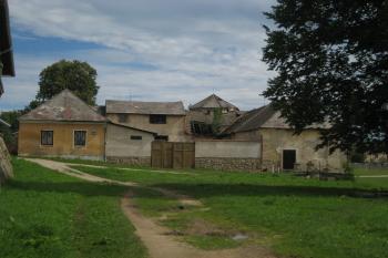 Budova u zámku se rozpadá. (© Zdeněk Susa, 07/2012)