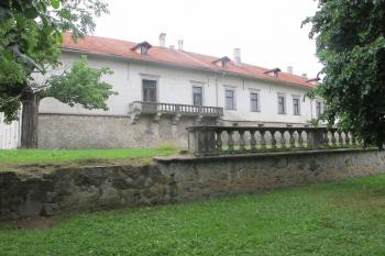 Balkón s balustrádovým zábradlím na vých. straně ( © Dušan Dohňanský 08/2019)