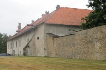 Sev.průčelí s ohradní zdí ( © Dušan Dohňanský /2019)