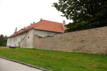 Zámek v Nové Bystřice se zbytkem středověké hradby (© Jiří Cukr, 09/2007)