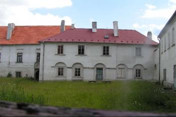Zámecké nádvoří - foceno naslepo přez plot ( © Petr Turyna 06/2004)