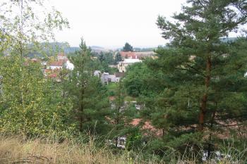 pohled z tvrze k jihu (© D Dohňanský, 07/2014)
