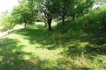Severovýchodní náznak příkopu ( © Roman Řezáč 06/2004)