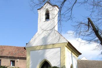 Kaplička na návsi v Netovicích ( © Pavel Vítek 04/2018)