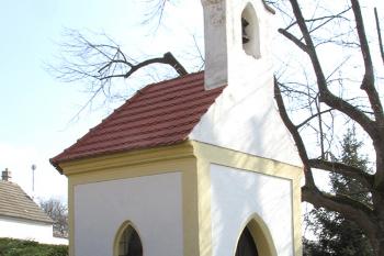 Kaplička na návsi v Netovicích ( © Pavel Vítek 04/2018)
