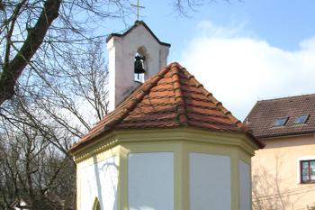 Kaplička na návsi v Netovicích ( © Pavel Vítek 04/2018)
